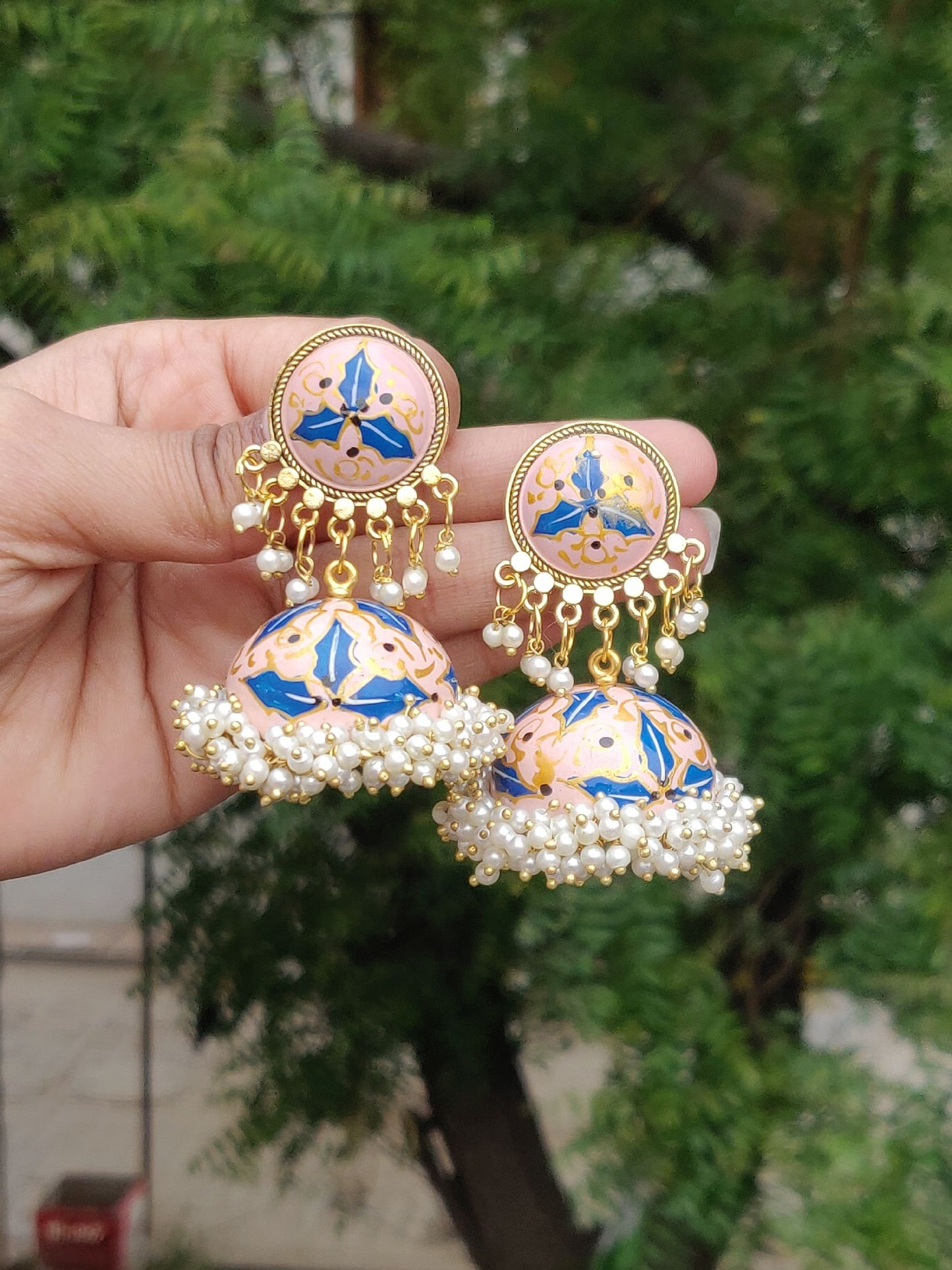 Emaillierte Jhumkis - Dreiblättriges Kleeblatt - Runde pfirsichfarbene Ohrhänger mit blauem Blumenmuster und Kunstperlen