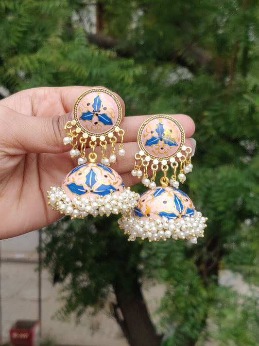 Emaillierte Jhumkis - Dreiblättriges Kleeblatt - Runde pfirsichfarbene Ohrhänger mit blauem Blumenmuster und Kunstperlen