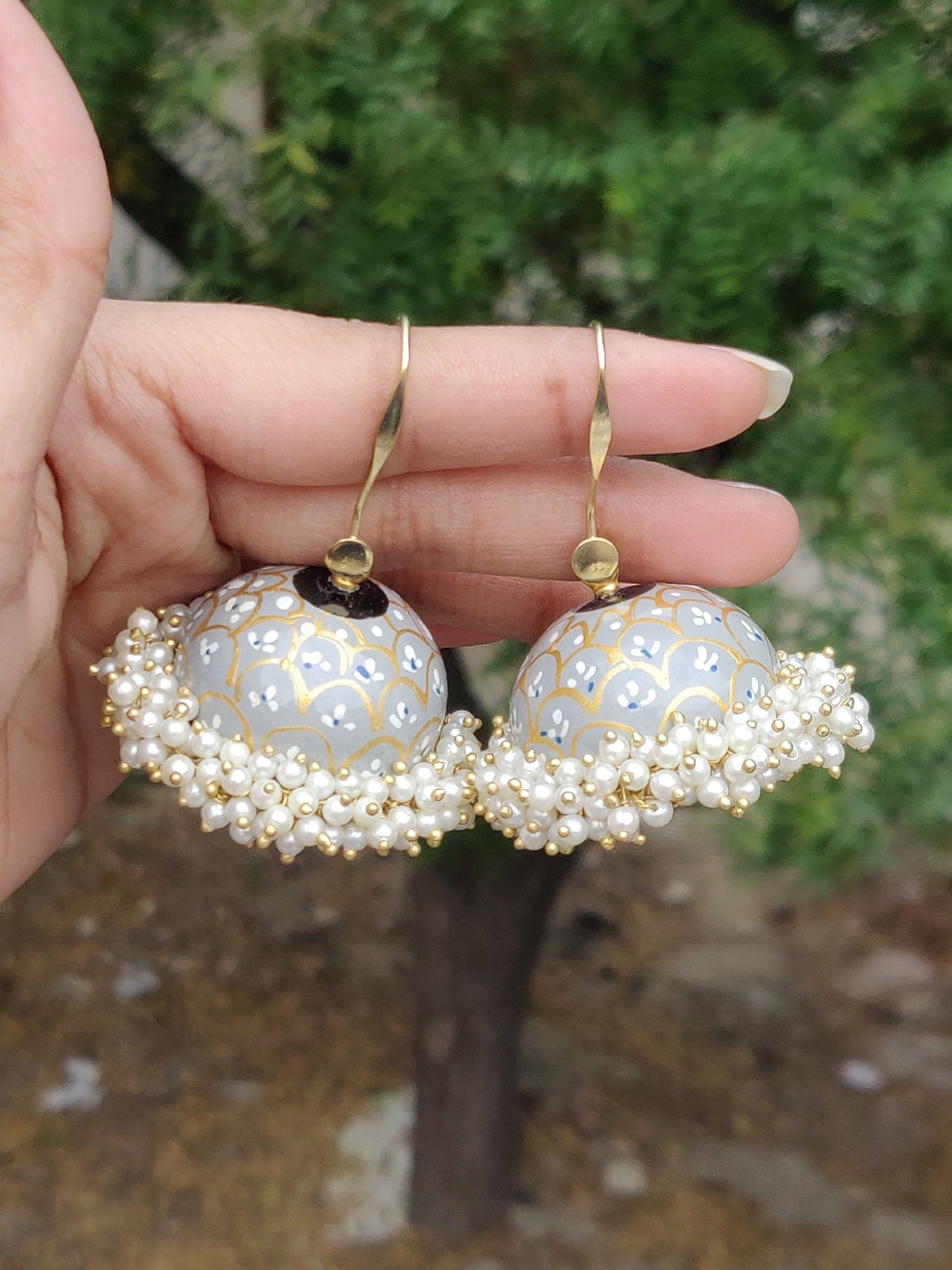 Emaillierte Jhumkis - runde graue Ohrhänger mit goldenen Mustern und Kunstperlen