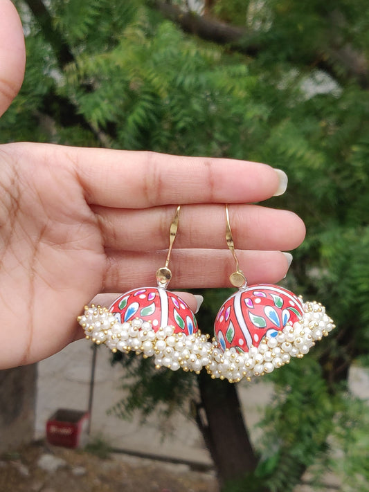 Emaillierte Jhumkis - Aufgehende Blüte - runde geschlungene Ohrhänger mit roten und weißen Blumenmustern und Kunstperlen