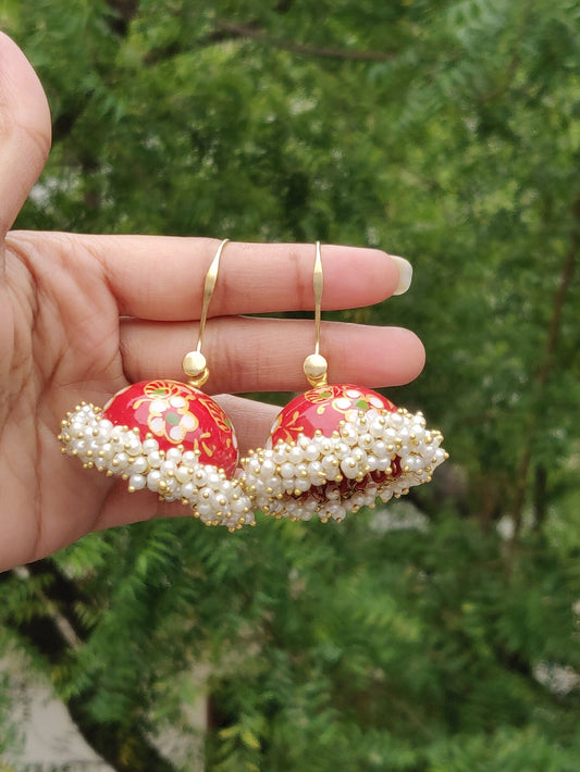 Emaillierte Jhumkis - Runde rote Ohrhänger mit goldenem Blumenmuster und Kunstperlen