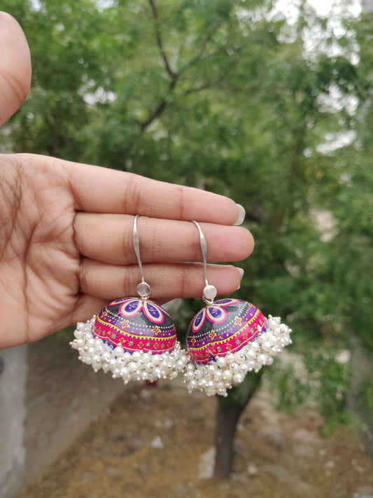 Emaillierte Jhumkis - Runde lila Ohrhänger mit rosa Mandala-Muster und Kunstperlen