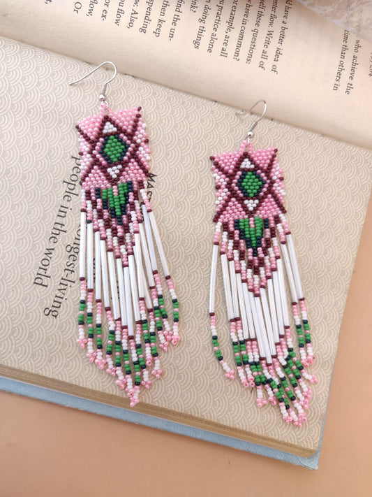 Schmuckperlenohrringe - Danglers mit rosa, grünen und weißen Schmuckperlen und aufwendigen Mustern