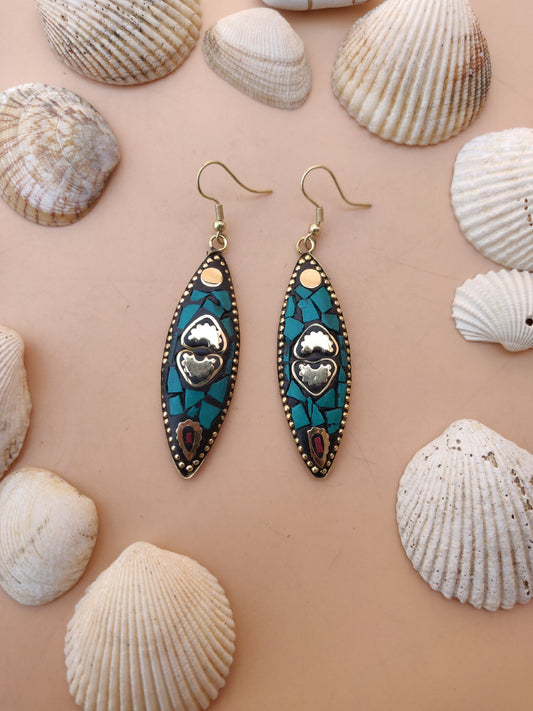 Tribal-Ohrringe - Fischförmige Ohrhänger mit grünen und goldenen Details