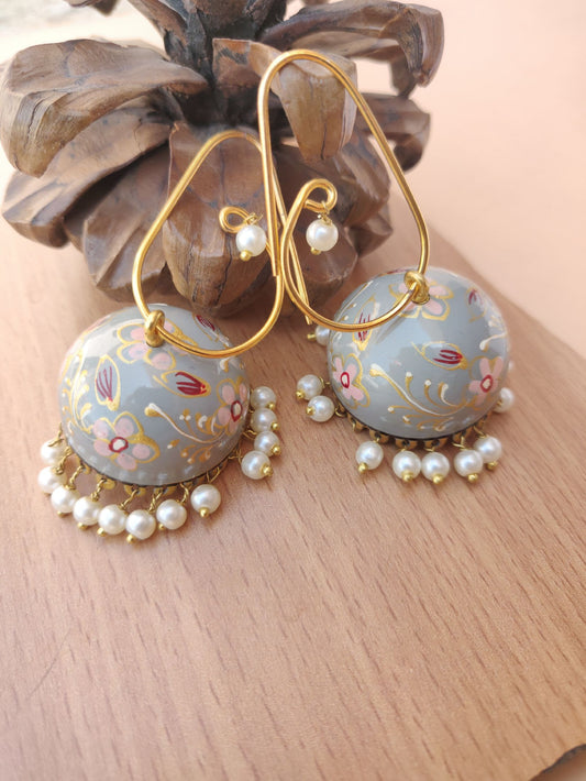 Emaillierte Jhumkis - Runde graue Ohrhänger mit goldenem Blumenmuster und Kunstperlen