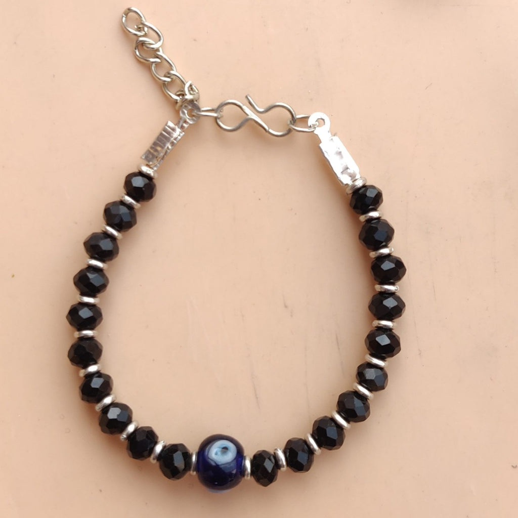 Armbänder - charmbracelet mit schwarzen Perlen und Blue Eye