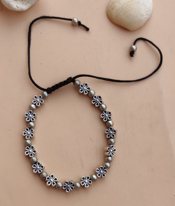 Armbänder - Oxidized, charmbracelet mit Blumenperlen im Faden