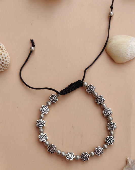Armbänder - Oxidized, charmbracelet mit Roesnperlen im Faden