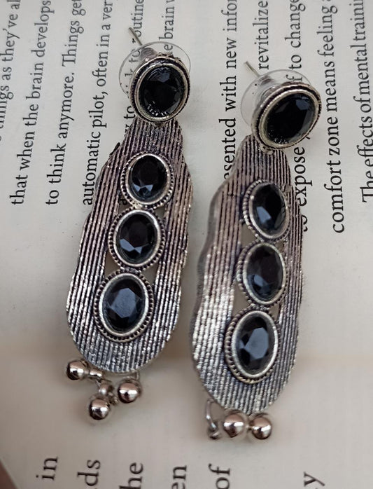 Oxidized earrings with traffic light design -black