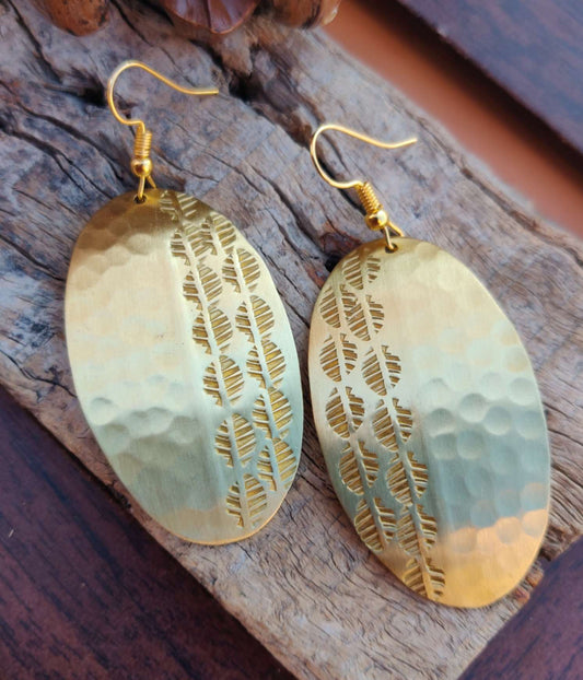 Brass earring - oval with contours