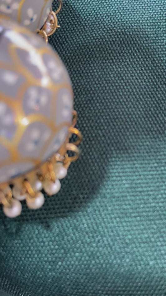 Emaillierte Jhumkis - runde graue Ohrhänger mit goldenen Mustern und Kunstperlen