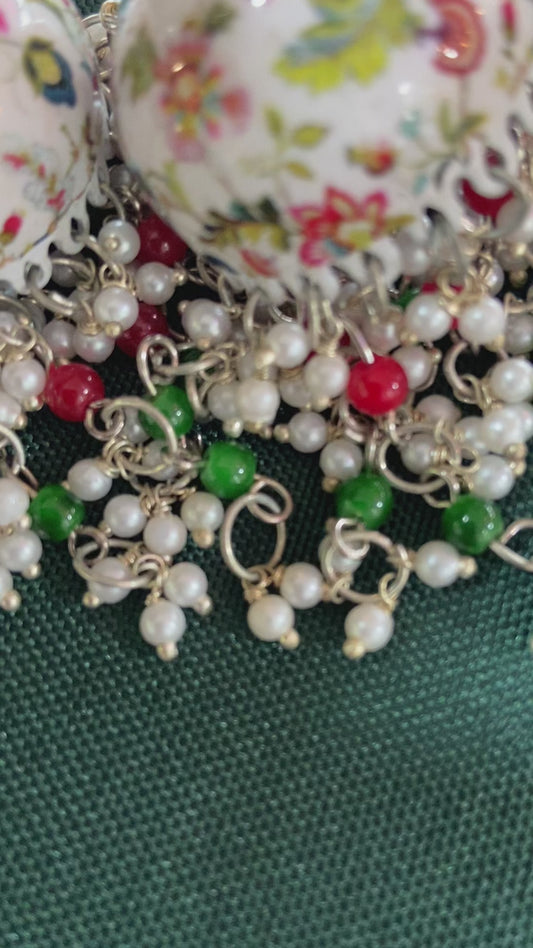 Emaillierte Jhumkis - runde weiße Ohrhänger mit mehrfarbigem Blumenmuster und dreilagigen Kustperlen