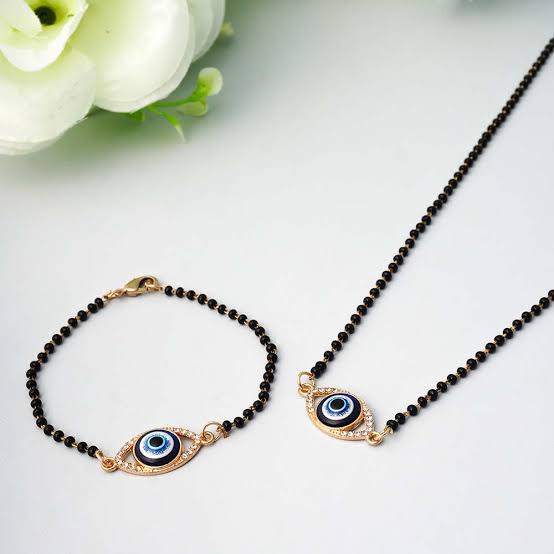 Blue-Eye-Armbänder und Kette mit schwarzen Kunstperlen