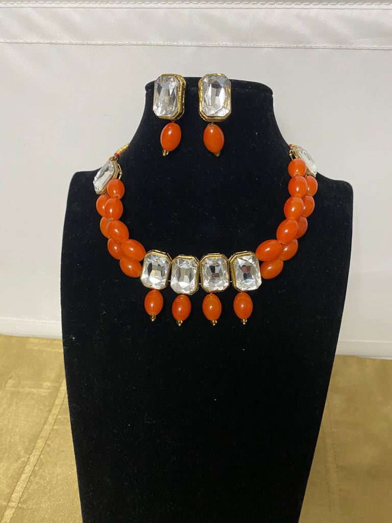 Kette - Elegante Choker-Halskette aus künstlichen Perlen in oranger Farbe