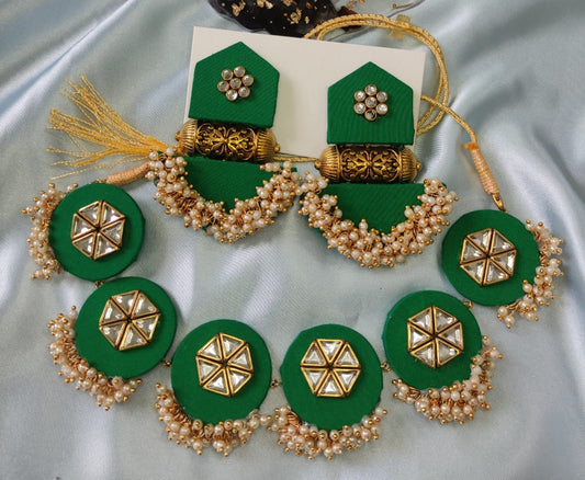 Halskette aus Seidenstoff in Grün mit einer Ansammlung von Kunstperlen
