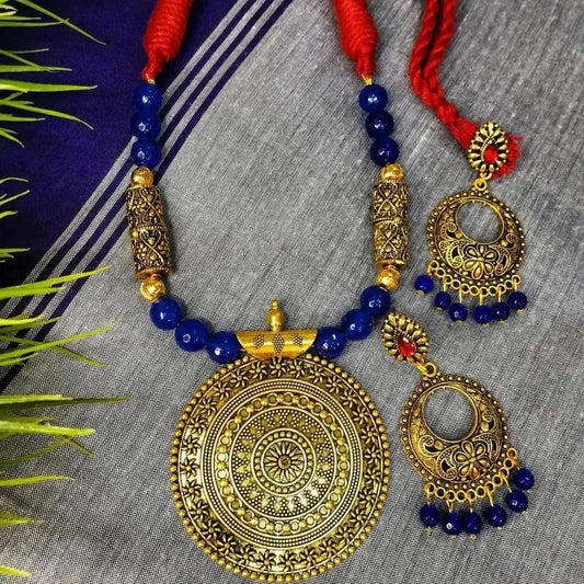 Fadenarbeit Halsketten-Set in Rot-Blau mit Sonnenanhänger