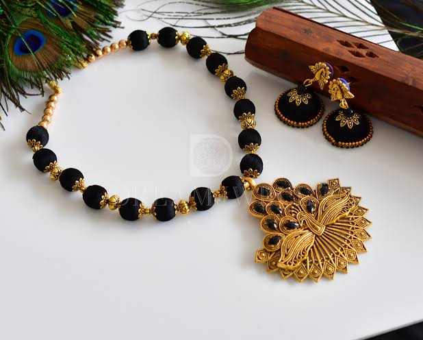Fadenarbeit Halsketten-Set in Schwarz mit Pfauenanhänger