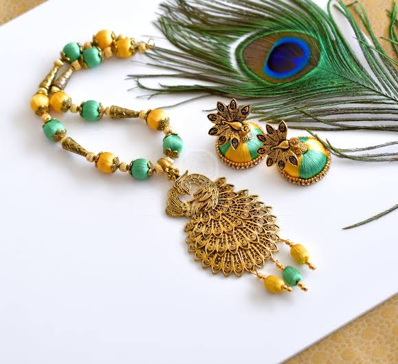 Fadenarbeit Halsketten-Set in Gelb-Pastellgrün mit Pfau-Anhänger