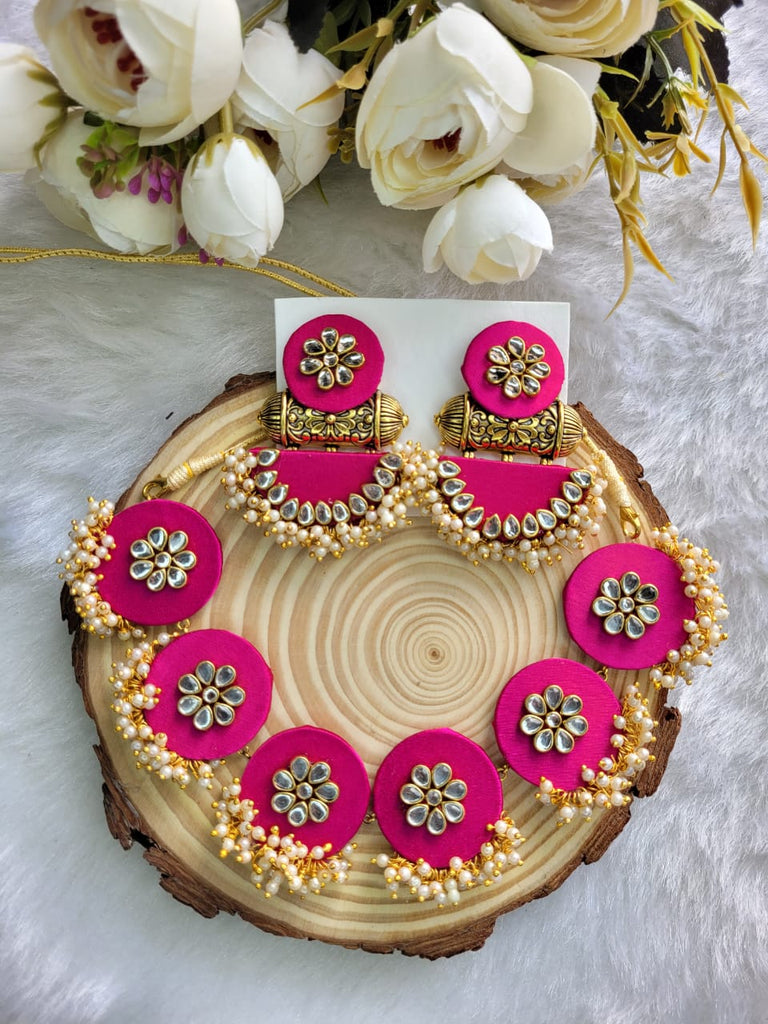 Halskette aus Seidenstoff in Rosa mit einer Ansammlung von Kunstperlen